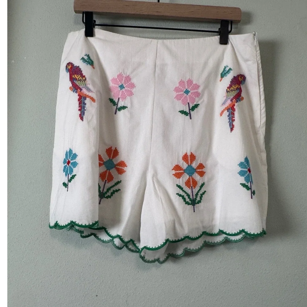 J. Marie Tessie Shorts Embroidered Cross-Stitch Floral Parrot Scallop Trim L NEW - Picture 2 of 14